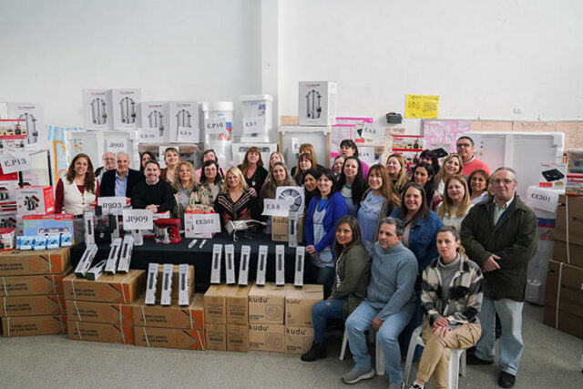 Entrega de insumos a escuelas mdn