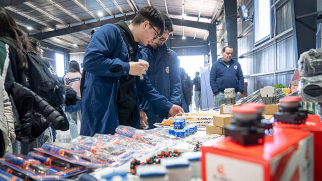 Entrega de kits a escuelas técnicas mdn