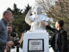 Morón homenajeó al papa Francisco con una escultura frente a la Catedral