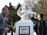 Morón homenajeó al papa Francisco con una escultura frente a la Catedral